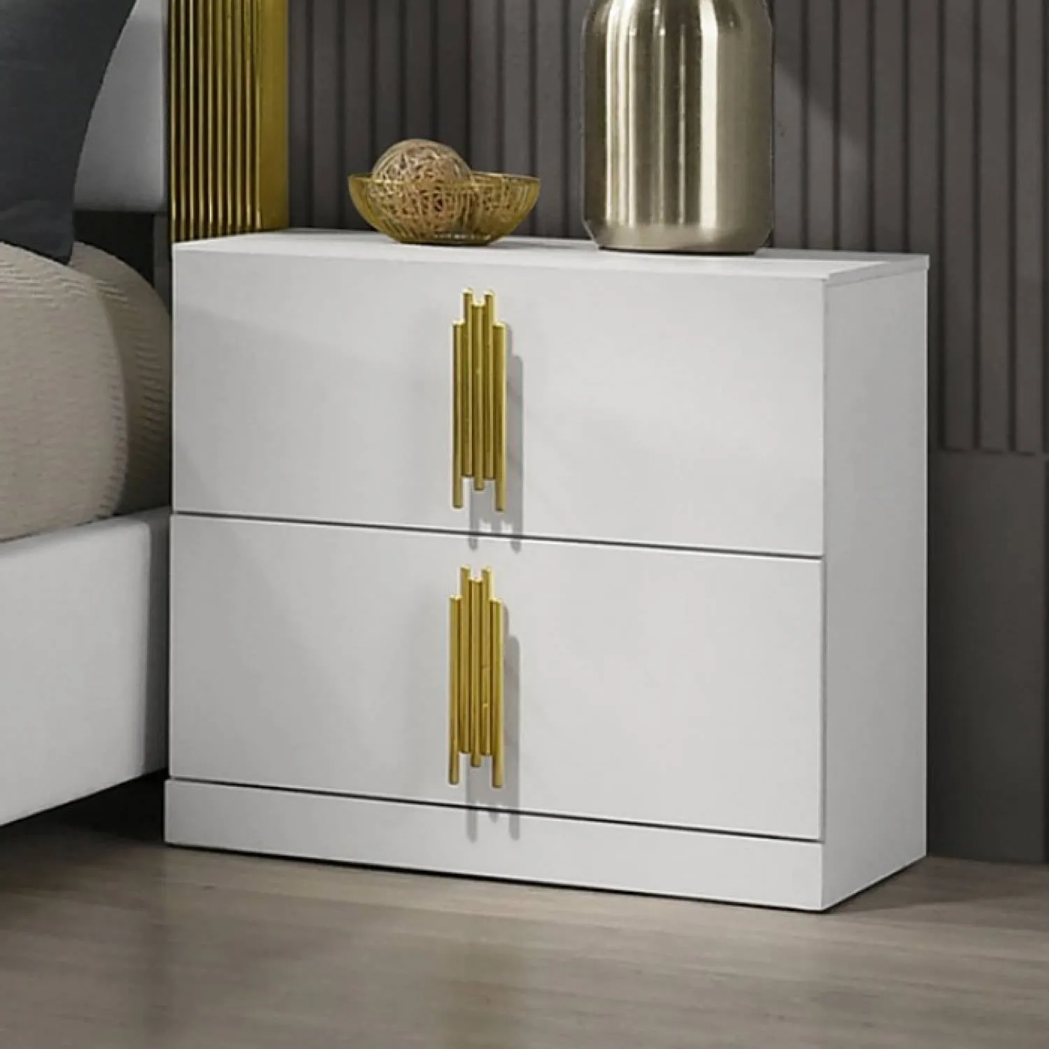 Basildon White/Gold 5-Piece Queen Bedroom Set - Image 3
