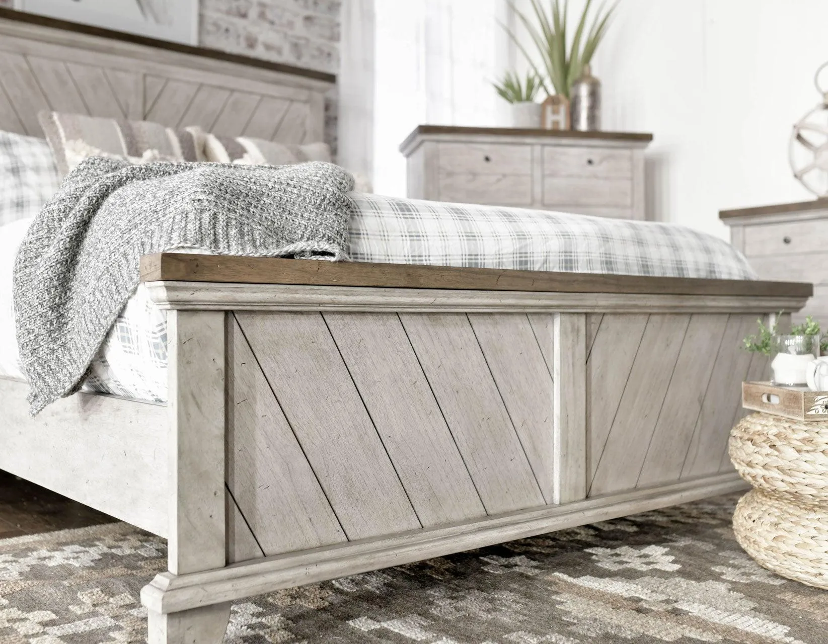 Bear Creek 4-Piece Queen Bedroom Set - Image 14
