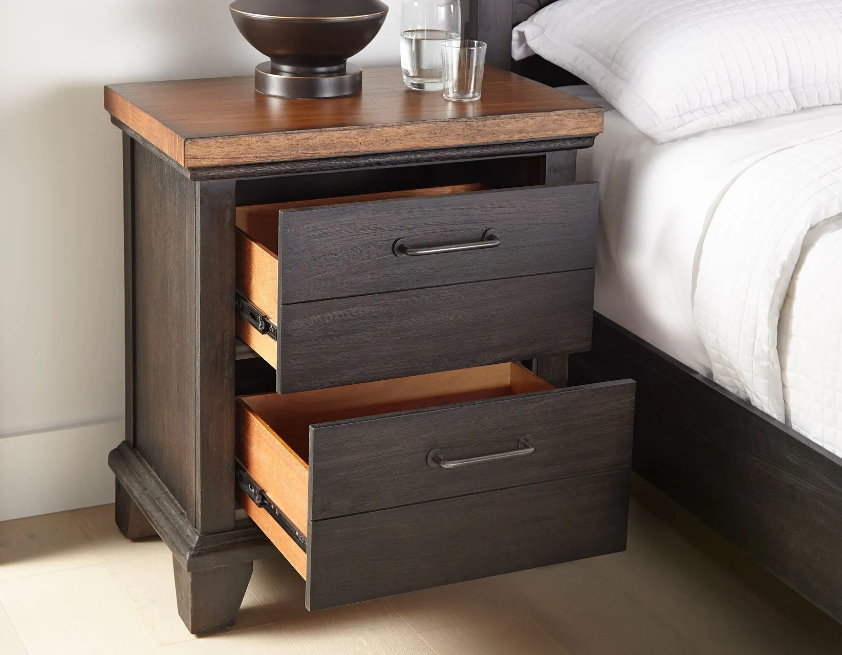 Bear Creek Chocolate Brown Bedroom Set - Image 7