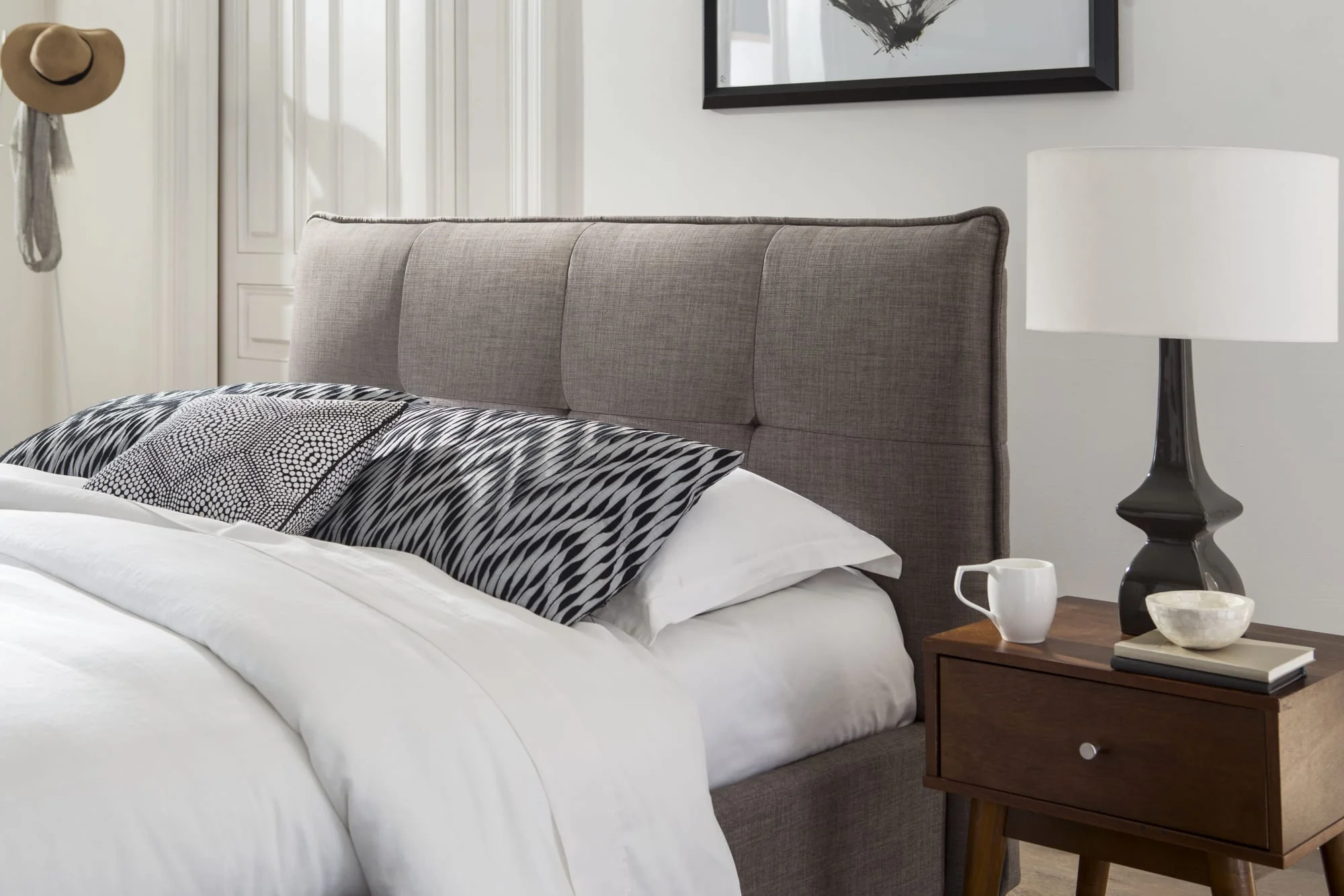 Geneva - Adona Dolphin Queen Upholstered Platform Bed - Image 4