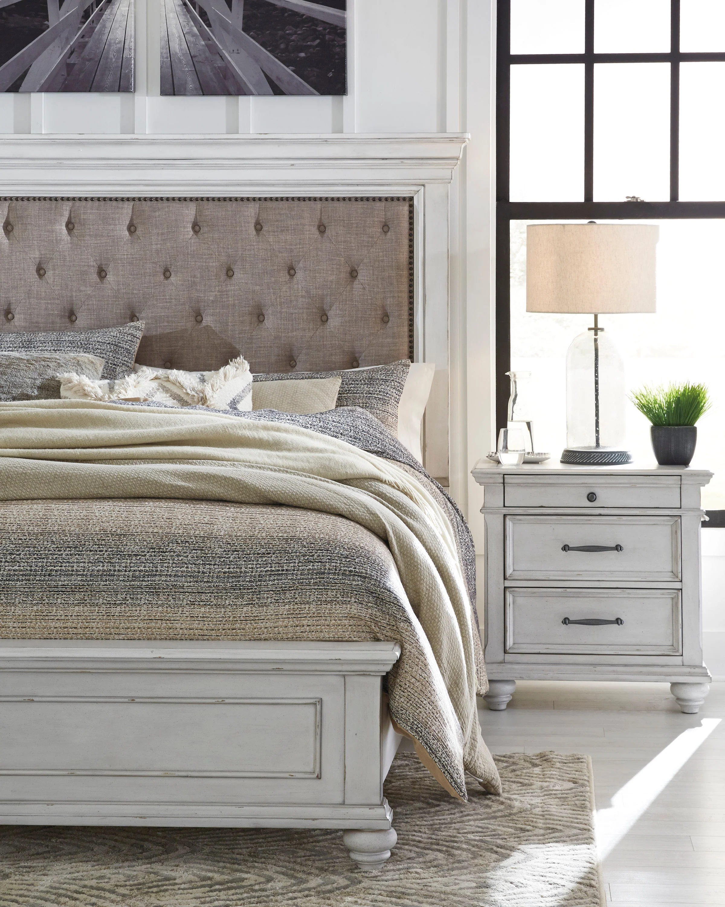 Kanwyn Whitewash Upholstered Panel Bedroom Set - Image 3