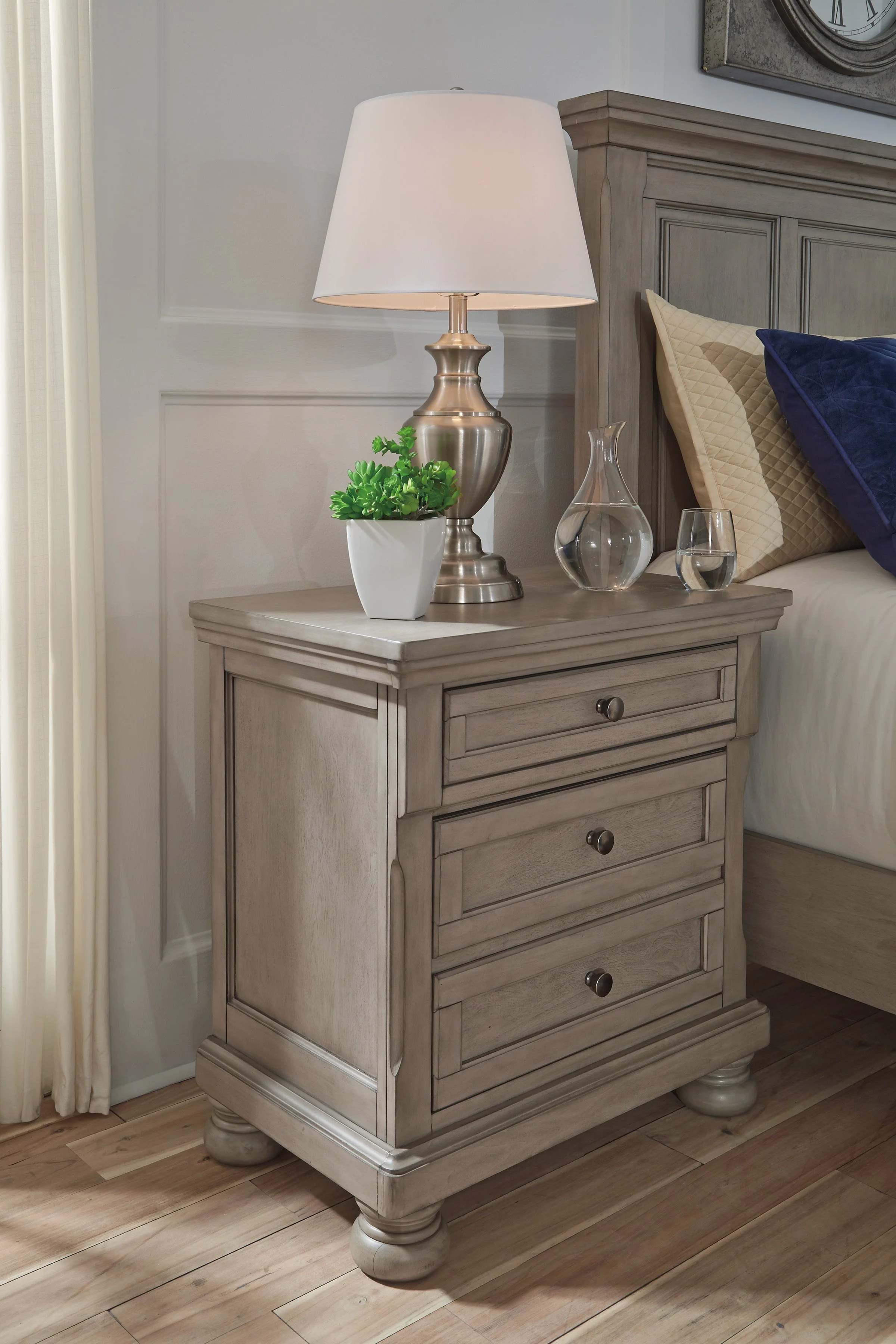 Lettner Light Gray Sleigh Platform Bedroom Set - Image 4