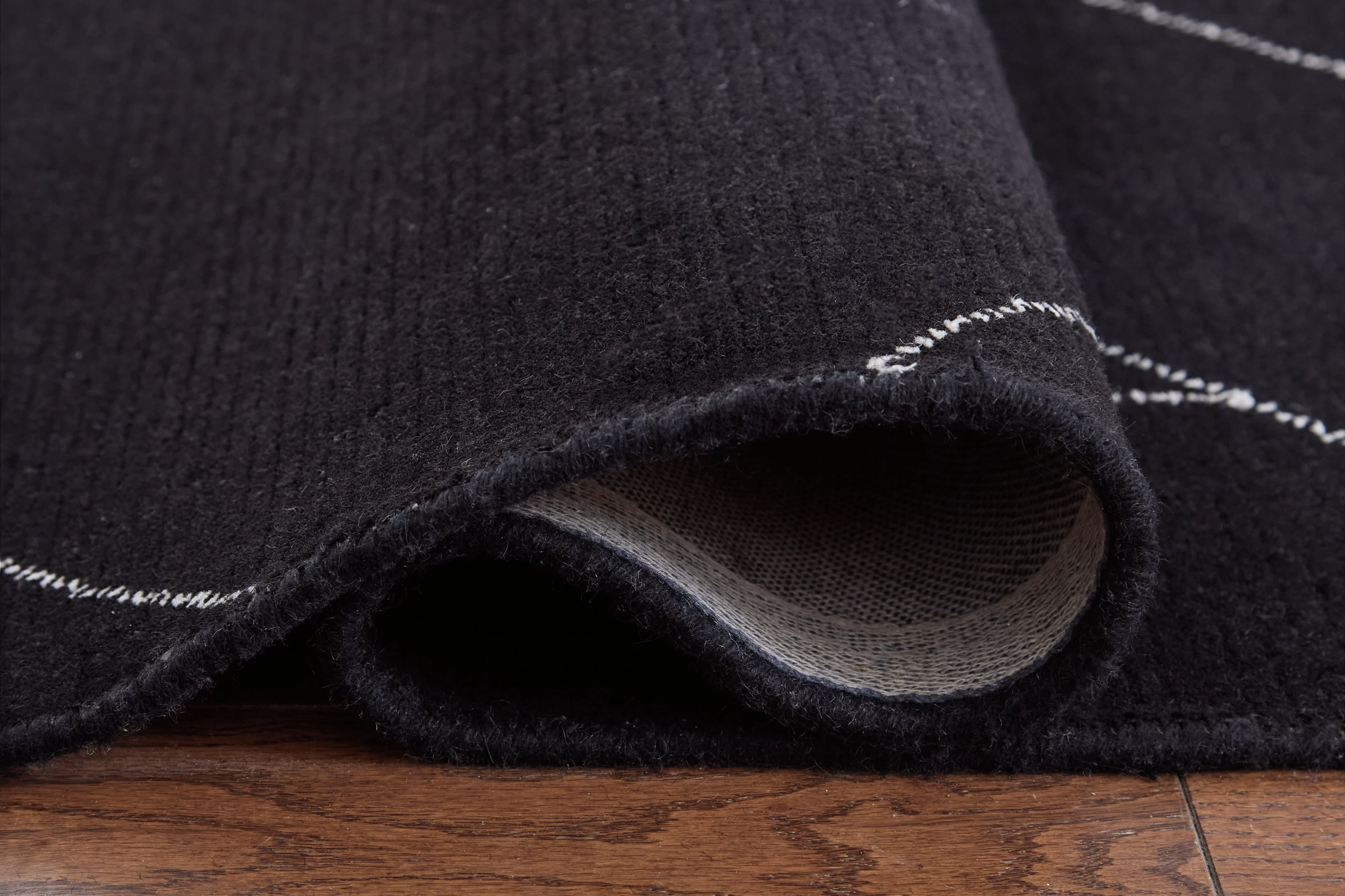 Marav Black/White Large Rug - Image 4