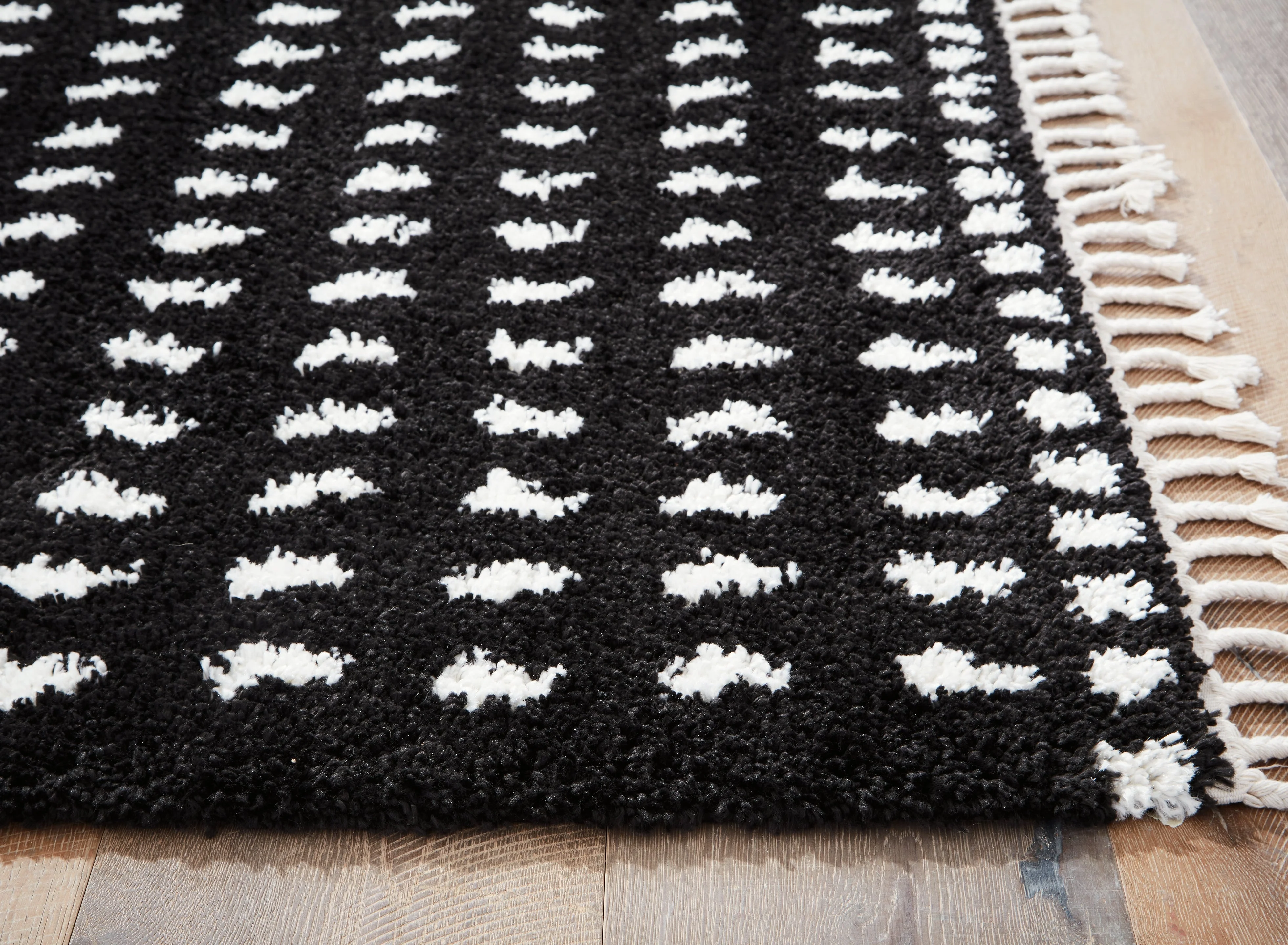 Minston Black/White 5' x 7' Rug - Image 3