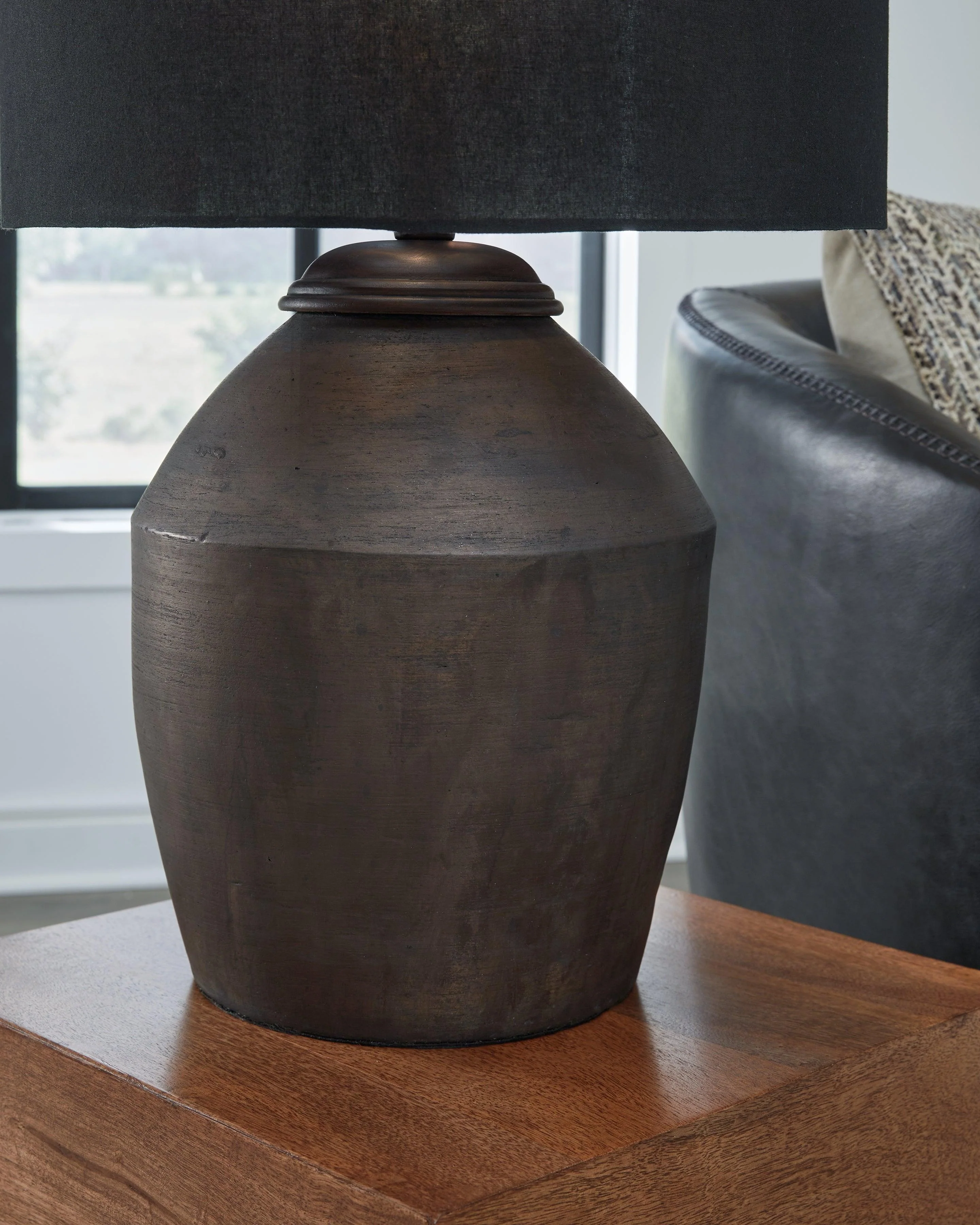 Naareman Metallic Black Table Lamp - Image 3