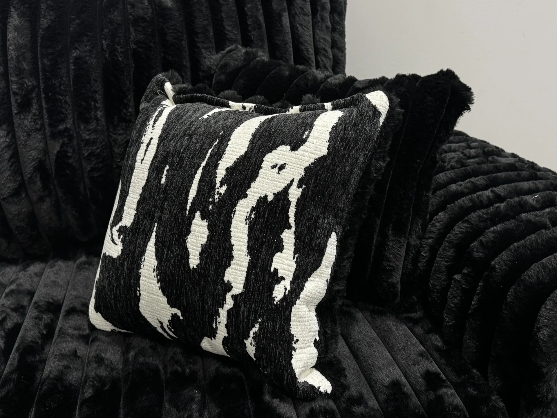 Noah Black 3-Piece Sectional - Image 2